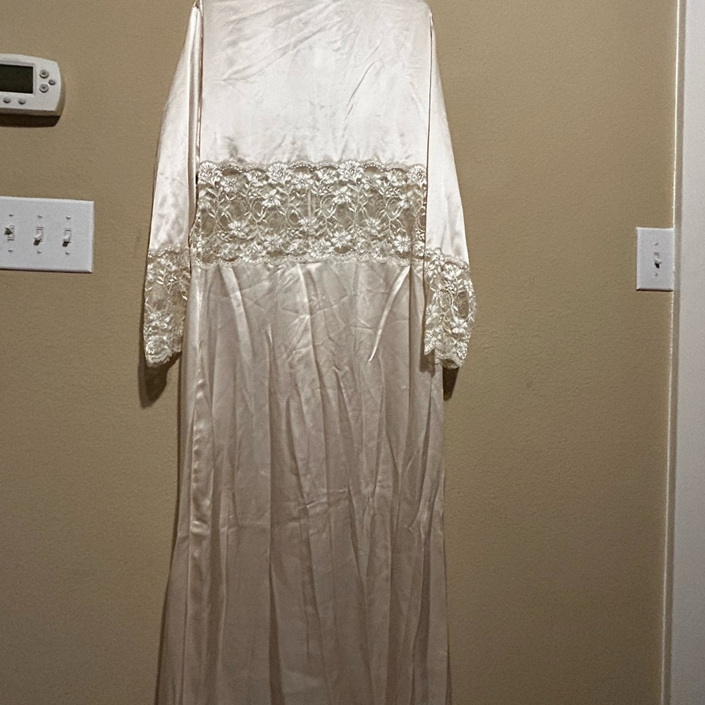 100% Silk Robe Cabernet Cream Robe - Picture 2 of 5